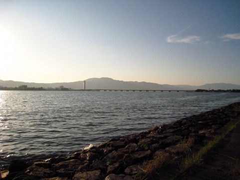 琵琶湖岸から琵琶湖大橋を望む